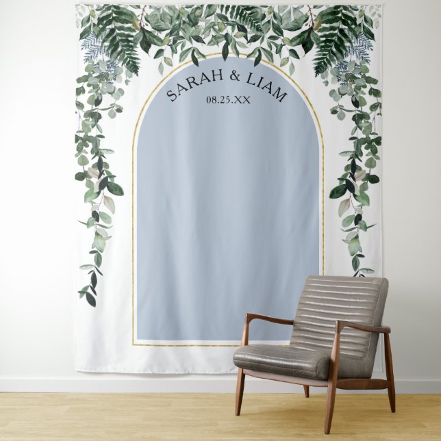 Tenture Fond de mariage botanique en arche bleu poussiéreu (En situation)