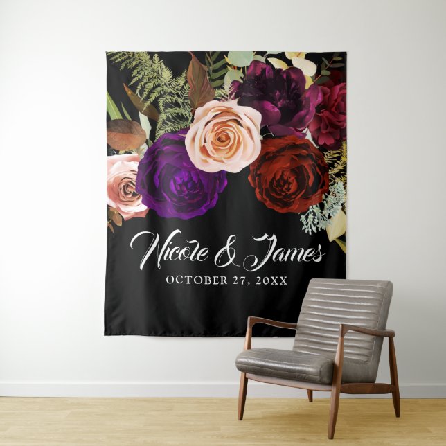 Tenture Fond de mariage floral foncé et végétal audacieux  (En situation)