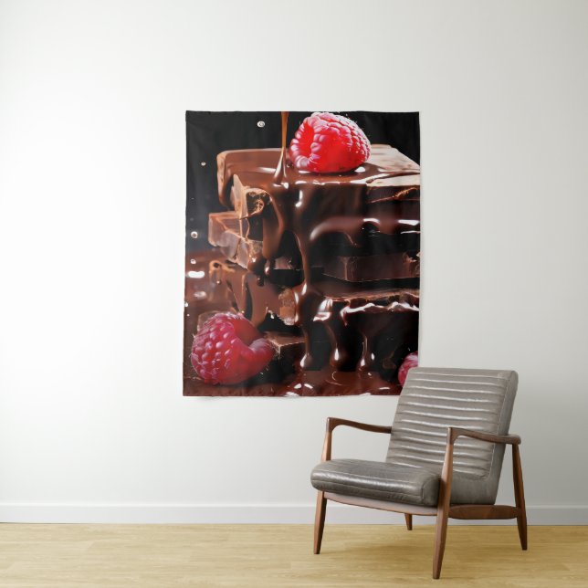Tenture gâteau au chocolat avec framboises sur le dessus (En situation)