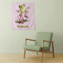 Grenouille en bottes roses mignonnes dans une flaq