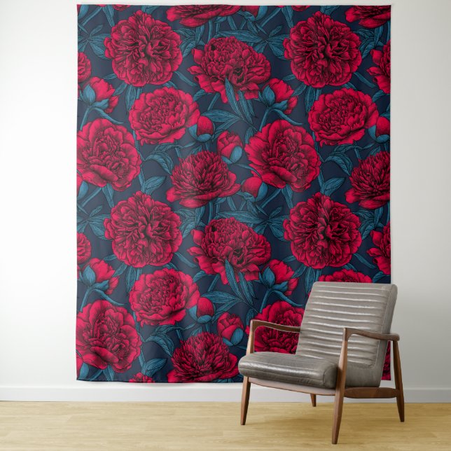 Tenture Jardin de pivoine rouge sur bleu foncé (En situation)