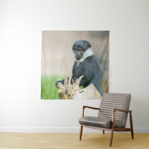 Tenture Le singe de L'Hoest sur un perchoir en bois