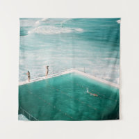 Les gens debout et nager à la piscine besi