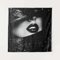 Lèvres sensuelles monochromes en cadre noir