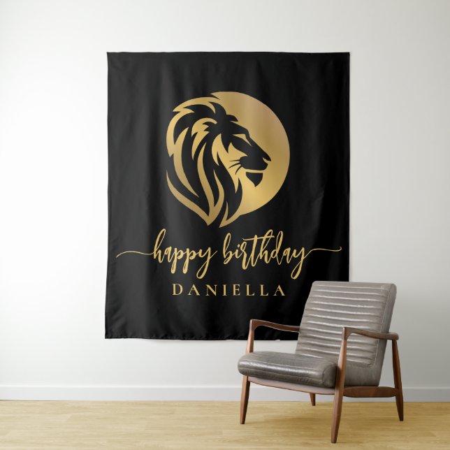 Tenture Lion d'or Léo Joyeux Anniversaire avec Nom (En situation)