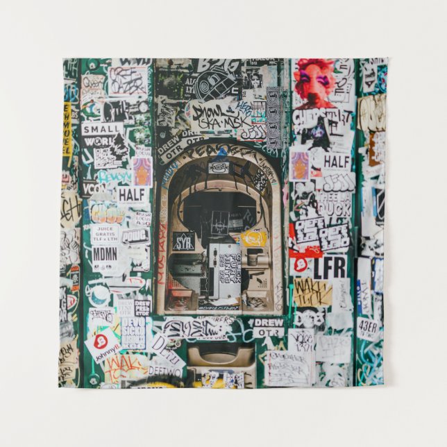 TENTURE MACHINE ATM AVEC GRAFFITI (Devant)