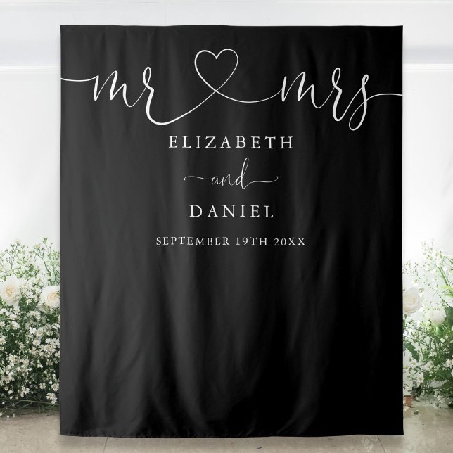 Tenture Mariage avec texte Monsieur et Madame Cœur noir et (Black And White Mr And Mrs Heart Script Wedding Tapestry)