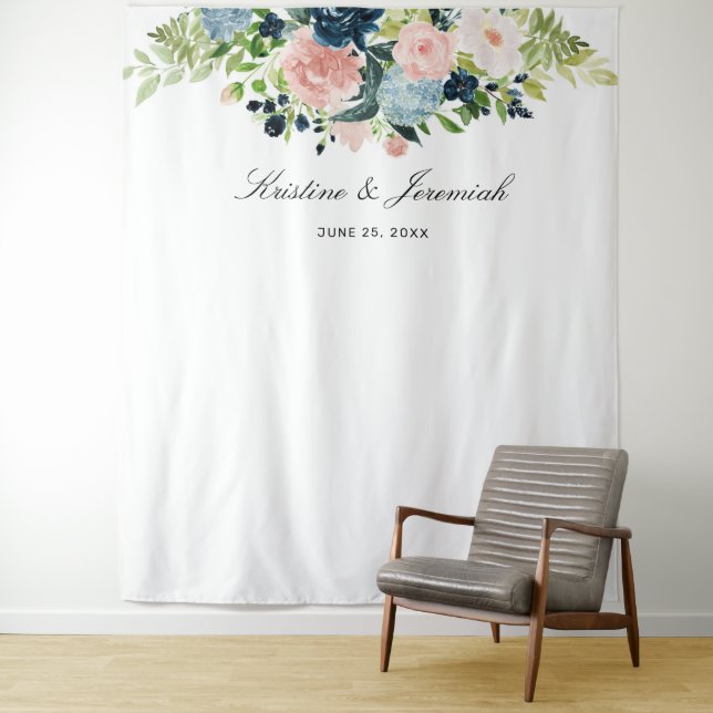 Tenture Mariage floral élégant bleu marine rose blush (En situation)