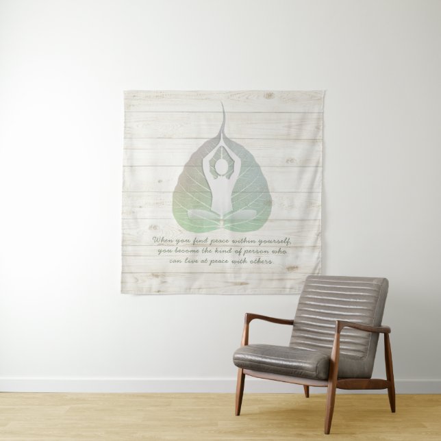 Tenture Méditation de l'instructeur de yoga Pose Bodhi Lea (En situation)