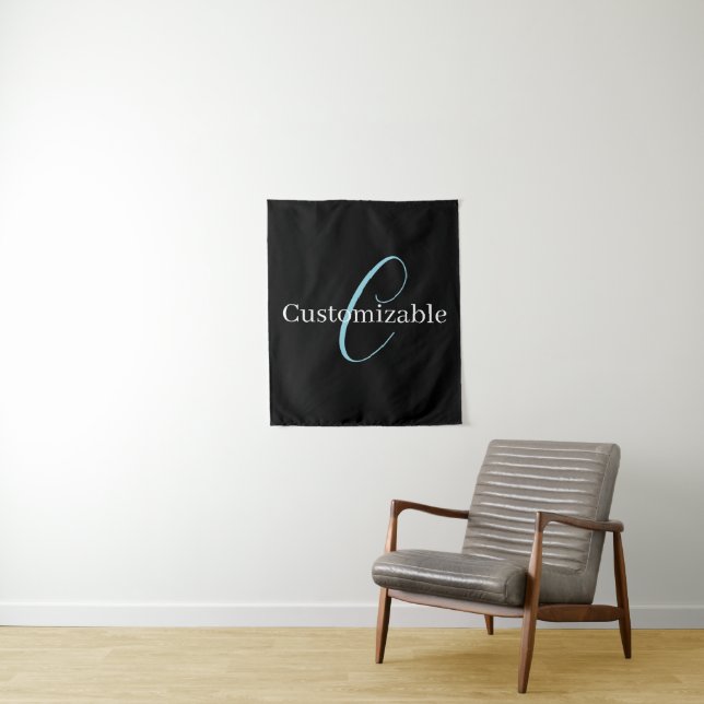 Tenture Monogramme de script cursif éditable Noir Bleu Bla (En situation)