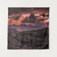 MONTAGNES GRIS ET NOIRES SOUS LE CIEL NUAGE DURANT