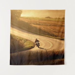 Tenture Moto sur route de campagne en automne soir.