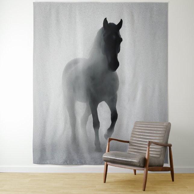 Tenture Mystérieux Cheval Noir émergeant du Mist (En situation)