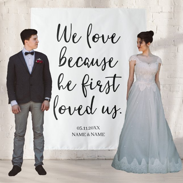Tenture Nous aimons parce qu'Il nous a d'abord aimés Fond  (We Love Because He First Loved Us Backdrop Wedding
)