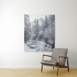 Tenture Rivière traversant la forêt d'hiver enneigée Mojst