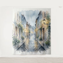Rue européenne pavée de galets par temps de pluie