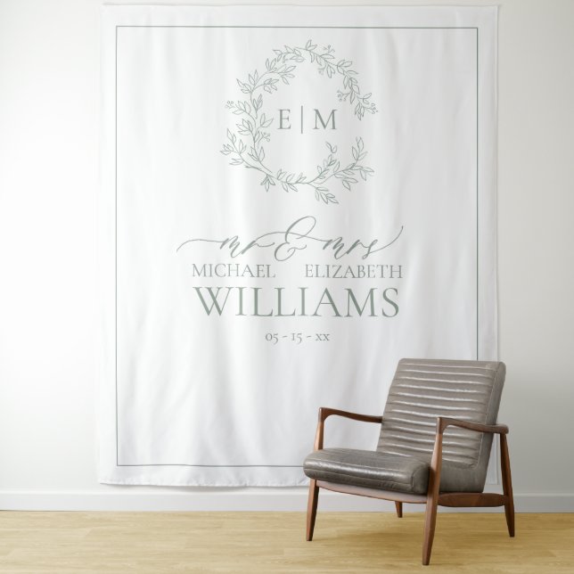 Tenture Sage Green Crest Monogram Mariage Photo (En situation)
