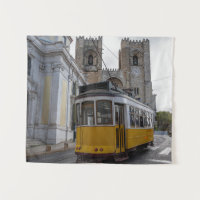 Tramway jaune sur la cathédrale de Lisbonne au Por