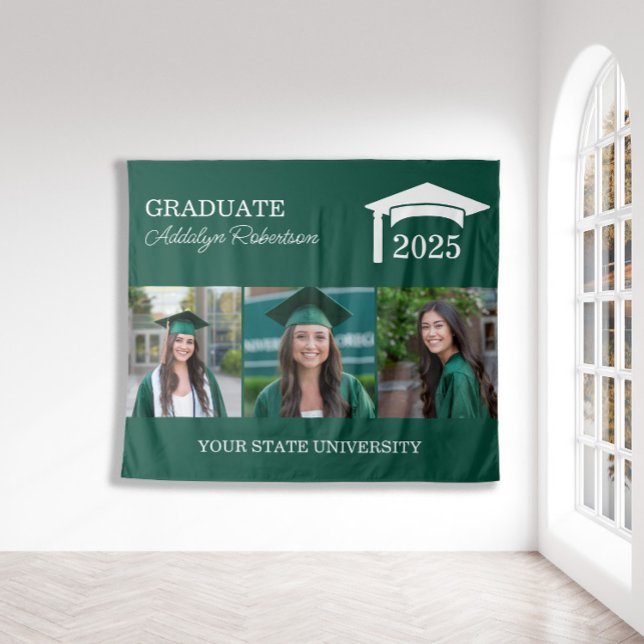 Tenture Vert 3 Photo Mortier de Promotion Classe 2025 (Green and white 3-photo graduation party wall tapestry.)