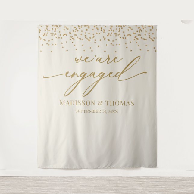Tenture We are Engaged cream glitter gold backdrop (Devant)