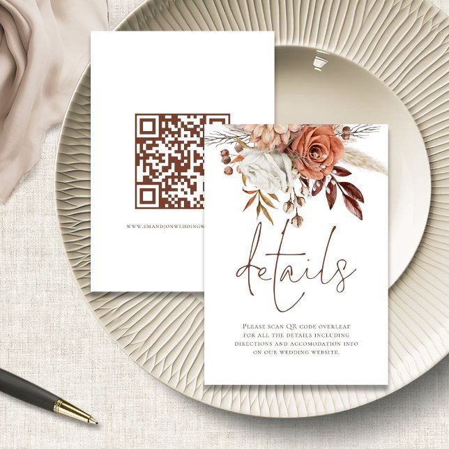 Terracotta-Blume Script QR Code Hochzeitsdetails Begleitkarte (front and back view)