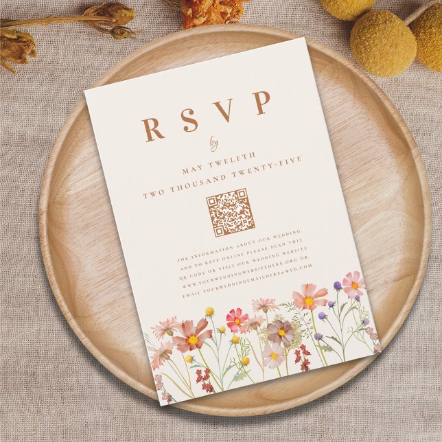 Terracotta Boho Fall Floral RSVP Karte (Wildflower boho fall Wedding rsvp card with website qr code terracotta burnt orange beige autumn )