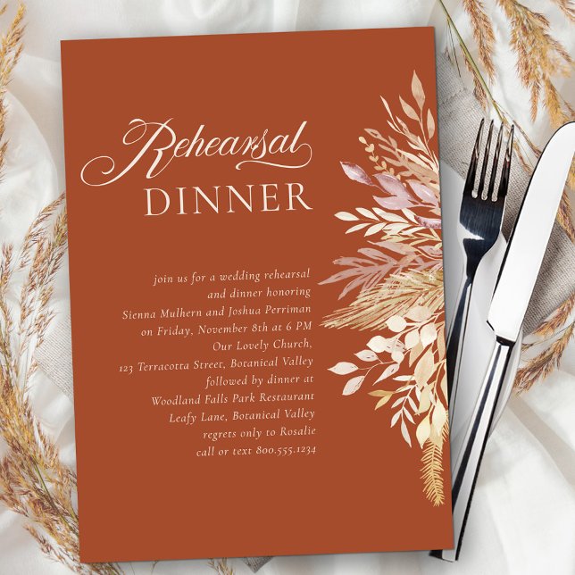 Terracotta Botanische Hochzeit Probe Dinner Einladung (Terracotta Rehearsal Dinner invitation with calligraphy and neutral fall foliage on burnt orange)