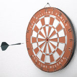 Terracotta Brown Custom Family Name Classic Dartscheibe<br><div class="desc">Klassisches Dartboard-Design mit abwechselnder Terrakotta-Farbe und weißen Dreiecken. Oben und unten gibt es den Namen und eine Nachricht als Bogentext, in Kapiteln.</div>