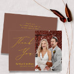 Terracotta Elegante Gold Script Moderne Hochzeit Dankeskarte<br><div class="desc">Terracotta Elegant Gold Script Modernes Foto Hochzeit Dankeschön Karte. Mit diesem wunderschönen Foto bedanken Sie sich herzlich bei Ihren Freunden und Familienmitgliedern,  die Ihre Hochzeit zu einem besonderen Erlebnis gemacht haben. Alle Texte sind so vorbereitet,  dass Sie sie einfach und schnell mit Ihren eigenen Worten personalisieren können.</div>