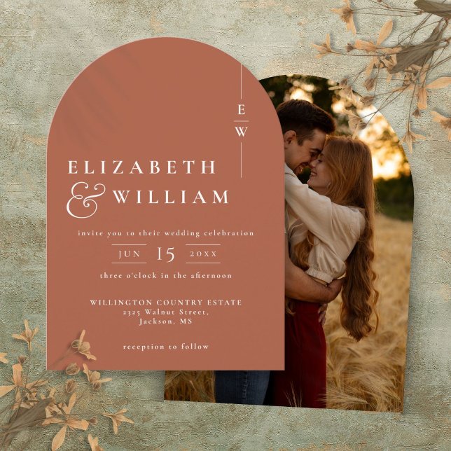Terracotta Elegante Monogram Foto Wedding Arch Einladung (Terracotta Elegant Monogram Photo Wedding Arch Invitation)