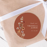 Terracotta Floral Classic Round Sticker<br><div class="desc">Terracotta Floral Classic Rundsticker. Dieses stilvolle und elegante Hochzeitsgeschenk verdankt Ihnen,  einen klassischen Rundaufkleber aus Siegel mit herrlichen handbemalten Aquarellfarben-Wildblumen,  die als hübsches Bouquet für den Frühling,  den Sommer oder Hochzeiten im Herbst arrangiert sind. Finden Sie passende Artikel in der Terracotta Boho Wildblume Wedding Collection.</div>