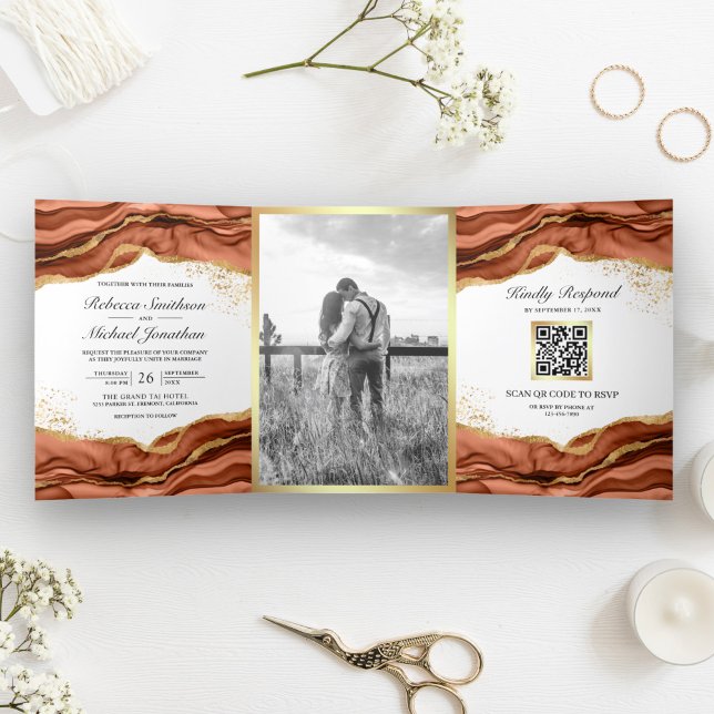 Terracotta Gold Abstrakte Tinte QR Code Wedding Dreifach Gefaltete Einladung (Von Creator hochgeladen)