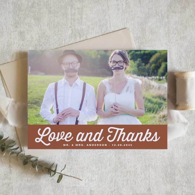Terracotta Liebe und Dank Retro Foto Wedding Dankeskarte (Love and Thanks Retro Script Photo Wedding Thank You Card | Customizable Terracotta Thank You Card)