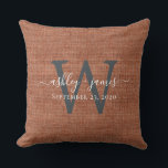 TerraCotta Linen Monogram Wedding Keepake Kissen<br><div class="desc">Rustikales und modernes Hochzeitskuchen Terrakotta-Leineneffektkissen mit Ihrem Text in weißer Chic handgeschriebene Skriptkalligraphie und Ihr Monogramm in cremefarbener Typografie. Fügen Sie einfach Ihre Namen, Monogramm und Hochzeitstermin ein. Großartiges Geschenk für ein frisch verheiratetes Paar. Exklusiv für Sie entworfen von Happy Dolphin Studio. Wenn Sie Hilfe oder passende Produkte benötigen, kontaktieren...</div>
