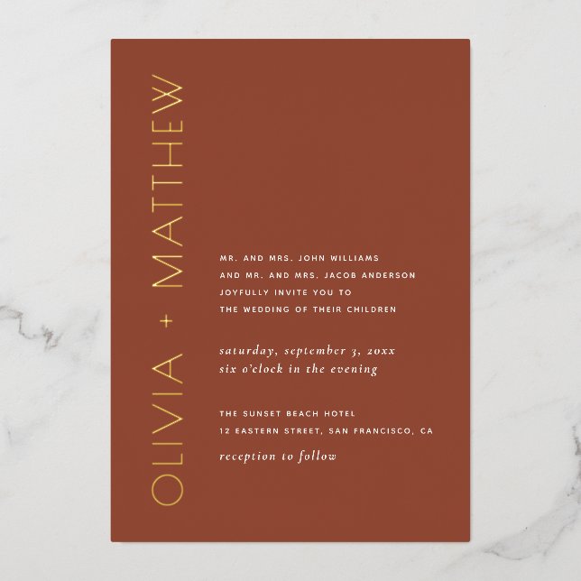 Terracotta-Minimalistische Goldtypografie-Hochzeit Folieneinladung (Vorderseite)