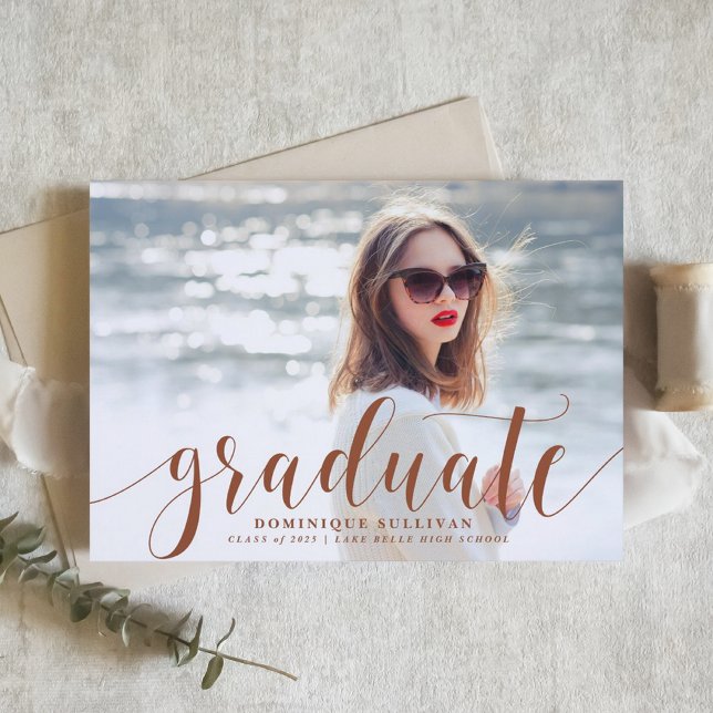 Terracotta Moderne Kalligrafie Foto Abschluss Einladung (Personalized Photo Graduation Invitation with Terracotta Modern Calligraphy – Customizable Photo)