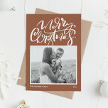 Terracotta Moderne Kalligraphie Foto Weihnachten<br><div class="desc">Frohe Weihnachten! Senden Sie Weihnachtswünsche an Familie und Freunde mit dieser individuell gestaltbaren Weihnachtskarte für das Foto. Es zeichnet sich durch moderne Kalligraphie und ein einfaches Skript auf Terrakotta-Hintergrund aus. Personalisieren Sie diese moderne Weihnachtskarte, indem Sie Ihr Foto, Ihre Nachricht und Ihre Namen hinzufügen. Diese moderne Weihnachtskarte ist auf anderen...</div>
