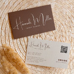 Terracotta | Moderner Minimalistischer QR-Code Visitenkarte<br><div class="desc">Modernes Design mit minimalistischem Terrakotta-Hintergrund und Ihrem Namen oder Firmennamen in der Schrift. Die Hintergrundfarbe kann personalisiert sein. Fügen Sie Ihre vollständigen Kontaktdaten und den QR-Code auf der Rückseite ein. Minimalistisches Design für jede Art von Unternehmen. Diese vollständig bearbeitbare doppelseitige Visitenkartenvorlage wird Ihre Marke sicher verbessern und erhöhen. Ändern Sie...</div>