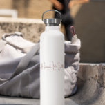 Terracotta Modernes Minimalistisches elegantes Bus Trinkflasche<br><div class="desc">Bleibe und stilvoll mit dieser individuell gestaltbaren Logo Wasserflasche. Mit seiner raffinierten Terrakotta-Schrift und moderner minimalistischer Typografie ist dieses Design perfekt für Profis, Veranstaltungsplaner oder kleine Unternehmer, die gewollt haben, ihre Marke mit Raffinesse zu tragen. Dauerhaft, elegant und praktisch, macht es ein durchdachtes Markengeschenk oder jeden Tag notwendig, um Ihre...</div>