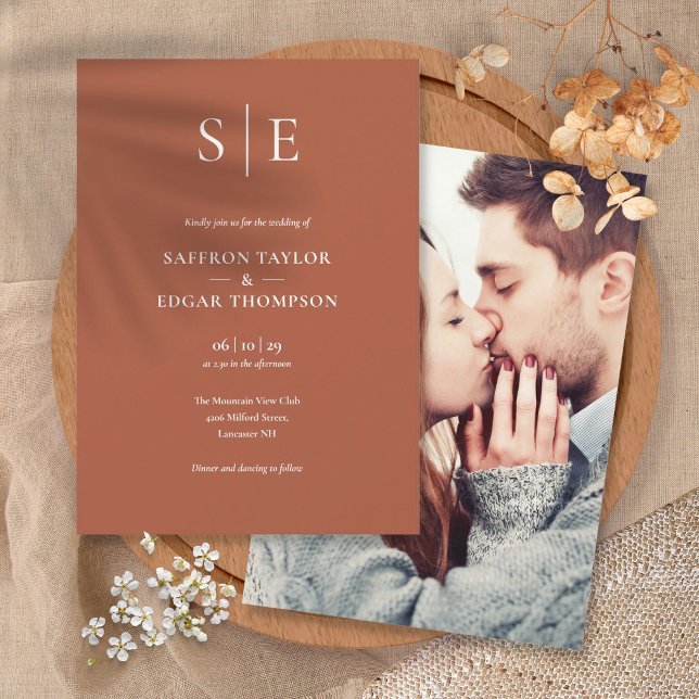 Terracotta Modernes Monogram Foto Wedding Einladung (Terracotta Modern Monogram Photo Wedding Invitation)