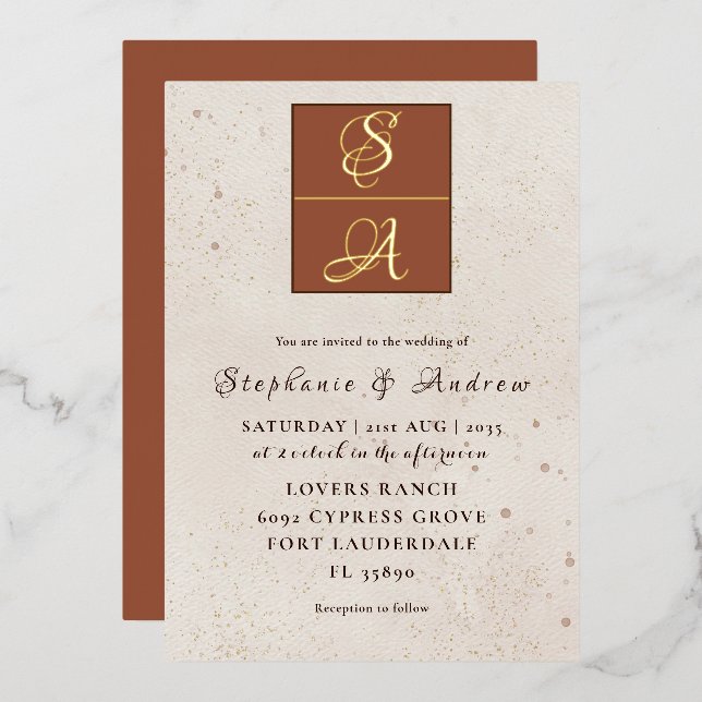 Terracotta & Real Gold Monogram Wedding Folieneinladung (Vorderseite/Rückseite)