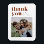 Terracotta Retro Typografie Modernes Foto Hochzeit Magnet<br><div class="desc">Herzlich willkommen bei unserem individuell gestaltbaren Foto Hochzeitsmagneten, der dazu entworfen wurde, Retro-fett-Typografie mit einem eleganten, handgeschriebenen Drehbuch zu verbinden. Dieses Dankeschön-Magnet bietet eine einzigartige und stilvolle Möglichkeit, Ihren Gästen, die Ihren besonderen Tag gefeiert haben, zu danken. Personalisieren Sie die Karte mit Ihren Daten. Sie können ganz einfach Ihre Fotos,...</div>