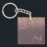 Terracotta Rose Gold Blush Pink Glitzer Monogram Schlüsselanhänger<br><div class="desc">Terracotta und Rose Gold Blush Pink Imitate Foil Sparkle Glitzer Script Monogram Name Schlüsselanhänger. Das macht den perfekten 16 Geburtstag,  Hochzeit,  Brautparty,  Jubiläum,  Babydusche oder Junggeselinnen-Abschied Geschenk für jemanden,  der Lieben glamourösen Luxus und schicke Stile.</div>