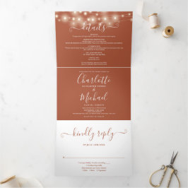Terracotta String Lights Script Monogram Wedding Dreifach Gefaltete Einladung