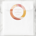 Terracotta Sunrise | Monografische Hochzeit Runder Aufkleber<br><div class="desc">Mit schönen abstrakten Pinselstrichen und Ihrer persönlichen Auswahl. Terracotta ist eine beliebte Farbe für Hochzeiten. Diese einladende Suite in Orange- und Marigaltönen ist elegant und lebendig zugleich. Fügen Sie Ihren Gastgeschenke Hochzeiten einen besonderen Dank mit unserem personalisierten Hochzeitsdanken an Ihren Aufklebern hinzu. Einfach und dennoch elegant sind diese Designs perfekt...</div>