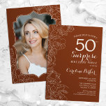 Terracotta Surprise Foto 50. Geburtstag Einladung<br><div class="desc">Terracotta verbrannte Orange Überraschung 50. Geburtstagsfeier Einladung mit Ihrem Foto auf der Rückseite der Karte. Floral boho aber moderne Design mit botanischen Akzenten und Typografie Drehbuch Schriftart. Elegante, trendige Einladungskarte perfekt für eine stilvolle weibliche Überraschung am Tag. Kann für jedes Alter angepasst werden. Gedruckte Zazzle Einladungen oder Sofortdownload digitalen druckbaren...</div>