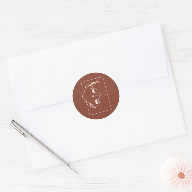 Terracotta Wedding Monogram Modern Minimalistisch Runder Aufkleber (Umschlag)