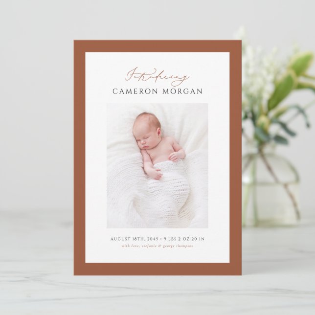 Terracotta Whimsical Calligraphy Foto Baby Birth Ankündigung (Stehend Vorderseite)