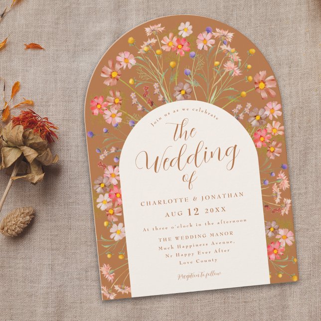 Terracotta Wildblume Arte Hochzeit im Herbst Einladung (Boho fall wildflower floral arch terracotta burnt orange wedding with elegant script)