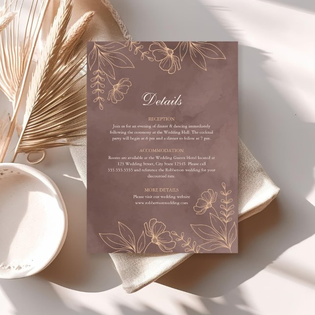 Terracotta Wildblume Blossom Hochzeitsreise Detail Einladung (Terracotta Wildflower Blossom Wedding Details Card on a sunny boho table.)